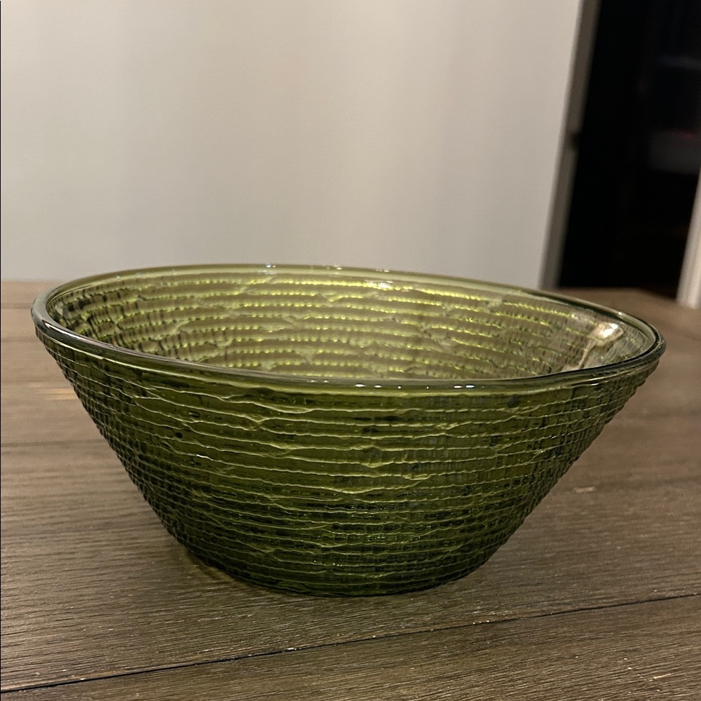 Anchor Hocking Green textured glass Soreno Avacado 8.5” serving bowl EUC